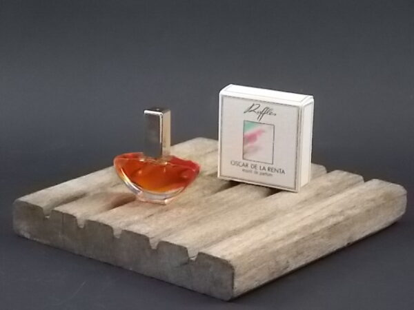 Ruffles, miniature EdP 4 ml, avec sa boite. Parfum crée en 1983. De la maison Oscar de la Renta.
