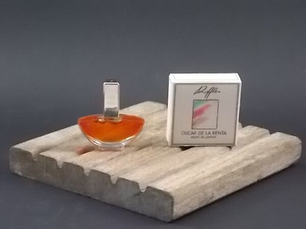 Ruffles, miniature EdP 4 ml, avec sa boite. Parfum crée en 1983. De la maison Oscar de la Renta.