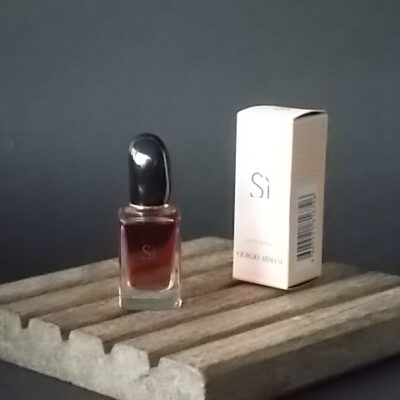Si, miniature EdP 7 ml de Giorgio Armani, avec sa boite. Parfum créé en 2013. De la maison Giorgio Armani.