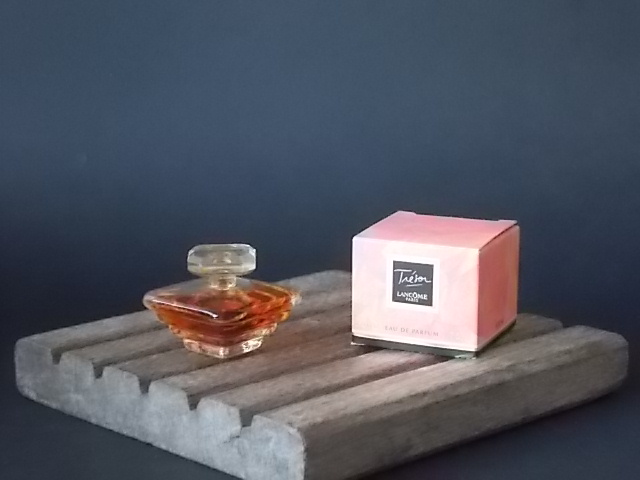 Trésor miniature EdP 7,5 ml, avec sa boite. Créé en 1952, revisité en 1990. De la maison Lancôme.