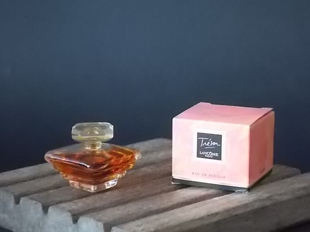 Trésor miniature EdP 7,5 ml, avec sa boite. Créé en 1952, revisité en 1990. De la maison Lancôme.