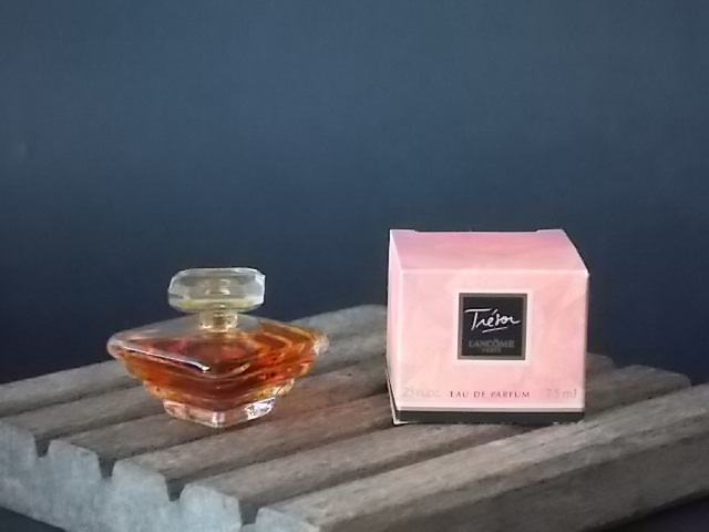 Trésor miniature EdP 7,5 ml, avec sa boite. Créé en 1952, revisité en 1990. De la maison Lancôme.