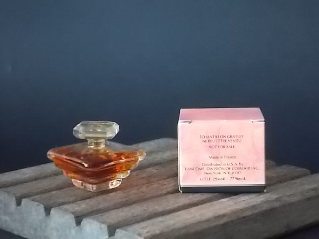 Trésor miniature EdP 7,5 ml, avec sa boite. Créé en 1952, revisité en 1990. De la maison Lancôme.