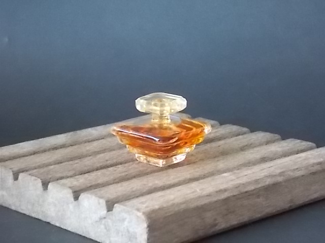 Trésor miniature EdP 7,5 ml, avec sa boite. Créé en 1952, revisité en 1990. De la maison Lancôme.