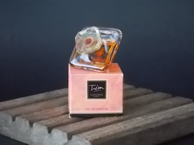 Trésor miniature EdP 7,5 ml, avec sa boite. Créé en 1952, revisité en 1990. De la maison Lancôme.
