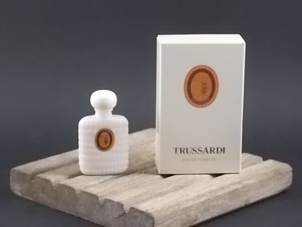 Trussardi, miniature EdT 6 ml, avec sa boite. Parfum crée en 1982. De la maison Nicola Trussardi.
