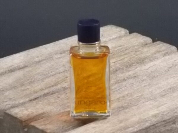 Ungaro, miniature Eau de Toilette de 5 ml. Lancé en 1977. De la maison Ungaro Paris