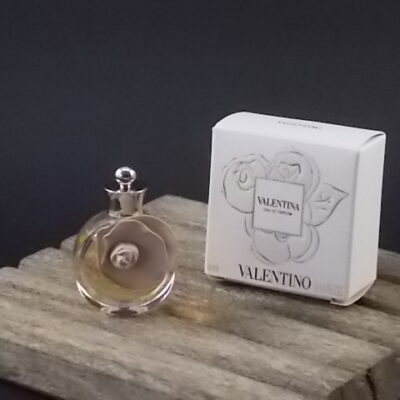 Valentina, miniature EdP 4 ml avec sa boite. Parfum créé en 2011. De la maison Valentino.