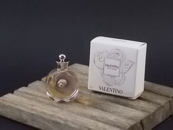 Valentina, miniature EdP 4 ml avec sa boite. Parfum créé en 2011. De la maison Valentino.