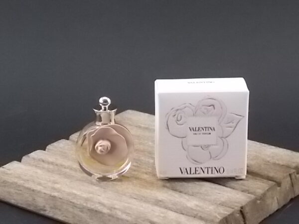 Valentina, miniature EdP 4 ml avec sa boite. Parfum créé en 2011. De la maison Valentino.