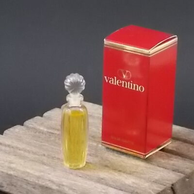 Valentino, miniature EdT 4 ml avec sa boite. Parfum créé en 1978. De la maison Valentino.