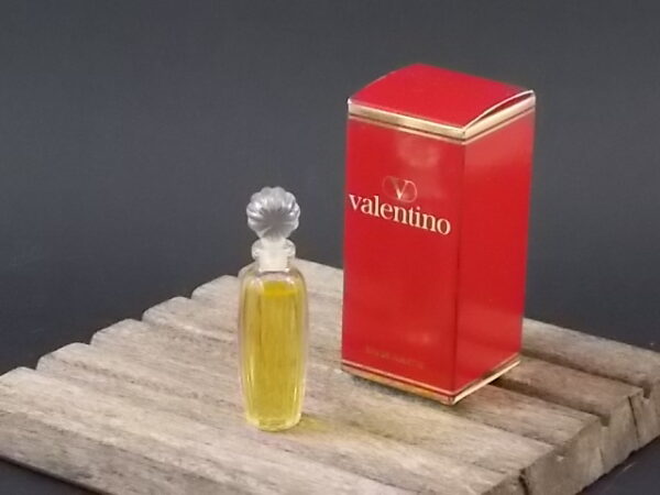 Valentino, miniature EdT 4 ml avec sa boite. Parfum créé en 1978. De la maison Valentino.