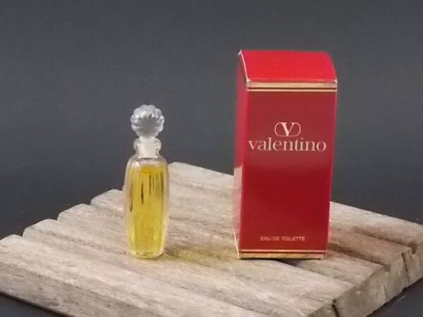 Valentino, miniature EdT 4 ml avec sa boite. Parfum créé en 1978. De la maison Valentino.