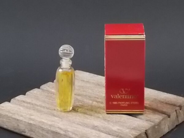 Valentino, miniature EdT 4 ml avec sa boite. Parfum créé en 1978. De la maison Valentino.