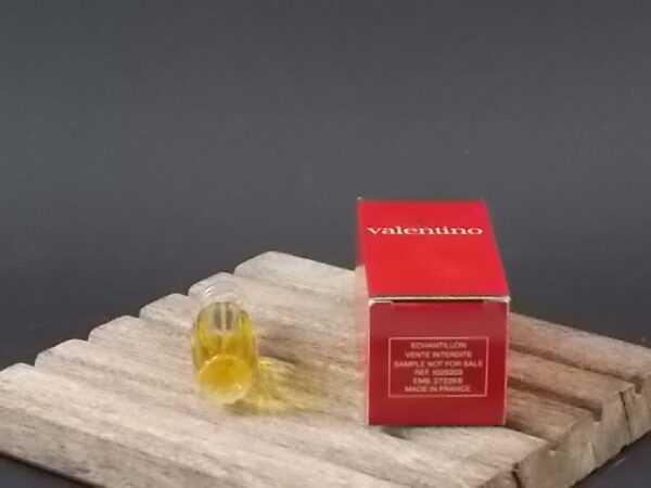 Valentino, miniature EdT 4 ml avec sa boite. Parfum créé en 1978. De la maison Valentino.