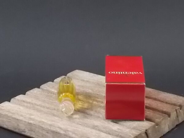 Valentino, miniature EdT 4 ml avec sa boite. Parfum créé en 1978. De la maison Valentino.