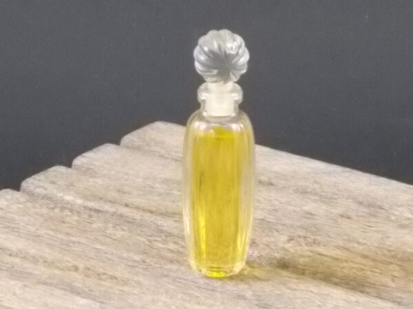 Valentino, miniature EdT 4 ml avec sa boite. Parfum créé en 1978. De la maison Valentino.