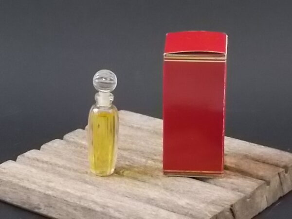 Valentino, miniature EdT 4 ml avec sa boite. Parfum créé en 1978. De la maison Valentino.