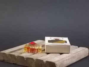 Via Condotti, miniature d' Eau de Toilette 5 ml avec sa boite. Lancé en 1985. De la maison Lancetti Roma.