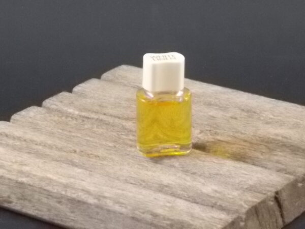 White Linen, miniature EdP 4 ml, sans boite. Parfum créé en 1978. De la maison Estée Lauder