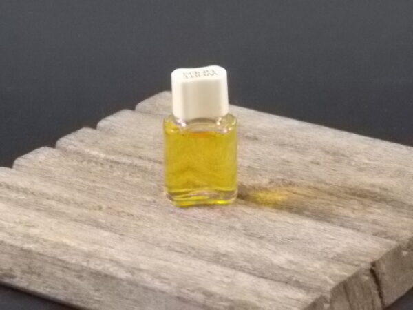 White Linen, miniature EdP 4 ml, sans boite. Parfum créé en 1978. De la maison Estée Lauder