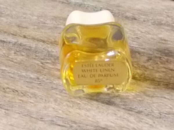 White Linen, miniature EdP 4 ml, sans boite. Parfum créé en 1978. De la maison Estée Lauder