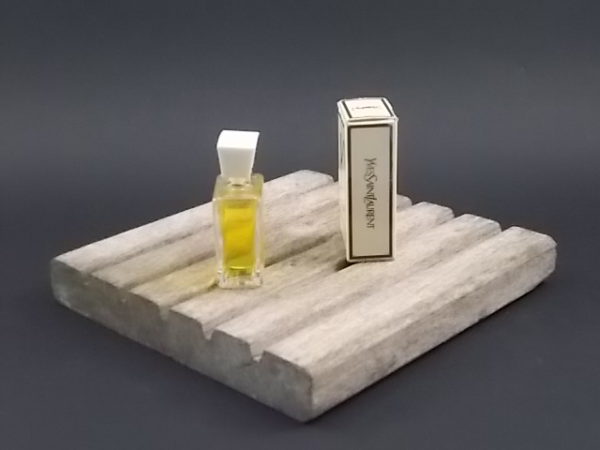 Miniature Y Eau de Toilette 7,5 ml, avec sa boite. Crée en 1964. De la maison Yves Saint Laurent.