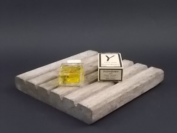 Miniature Y Eau de Toilette 7,5 ml, avec sa boite. Crée en 1964. De la maison Yves Saint Laurent.