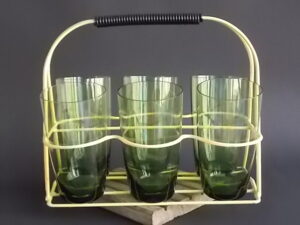 Panier en fil de métal enrobé de plastique Crème et de 6 verres à Orangeade, en verre teinté Vert. Des années 60.