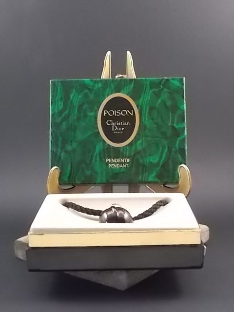 Pendentif "Poison" miniature Esprit de Parfum 5 ml. Lancé en 1985. Par la maison Christian Dior