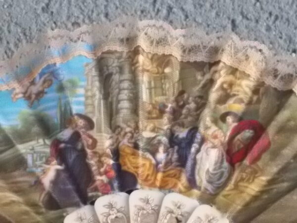 Petit Eventail en tissu imprimé "Jardin de l' Amour" de Rubens, bordé de dentelle. Armature en plastique à gravure Dorée. Année 70. Made in Espagne