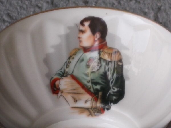 Petit bol piédouche en porcelaine Blanche à godron. Motif représentant "Napoléon et Joséphine" et liseré en dorure.
