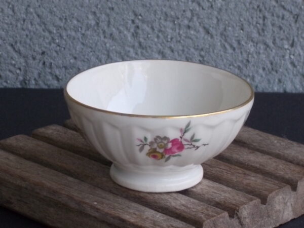 Petit bol piédouche "Fleuri" en porcelaine Blanche à motif floral peint à la main et liseré dorure.