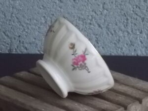 Petit bol piédouche "Fleuri" en porcelaine Blanche à motif floral peint à la main et liseré dorure.