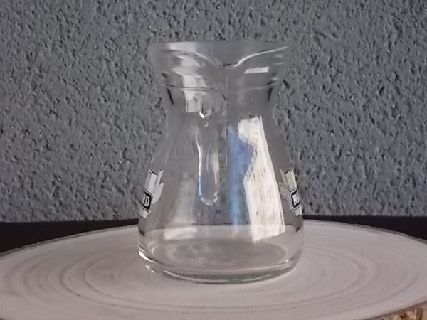 Petit pichet "Ricard" en verre moulé translucide. Corps pansu, poignée courbe et bec verseur. Contenant 25 cl. Du groupe Cerve Italy