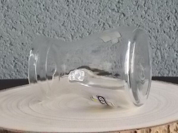 Petit pichet "Ricard" en verre moulé translucide. Corps pansu, poignée courbe et bec verseur. Contenant 25 cl. Du groupe Cerve Italy