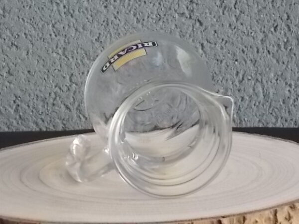 Petit pichet "Ricard" en verre moulé translucide. Corps pansu, poignée courbe et bec verseur. Contenant 25 cl. Du groupe Cerve Italy