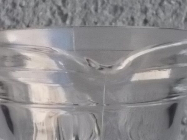 Petit pichet "Ricard" en verre moulé translucide. Corps pansu, poignée courbe et bec verseur. Contenant 25 cl. Du groupe Cerve Italy