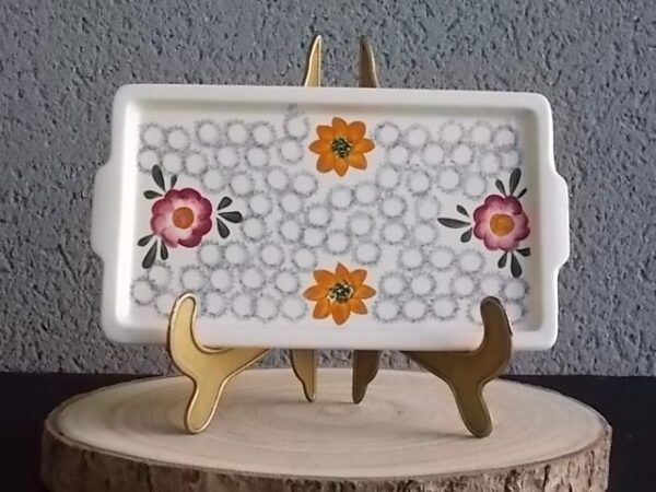 Petit plateau "Bénédicte", en faience Ivoire, à motif floral peint à la main. De la Manufacture de Sarreguemines