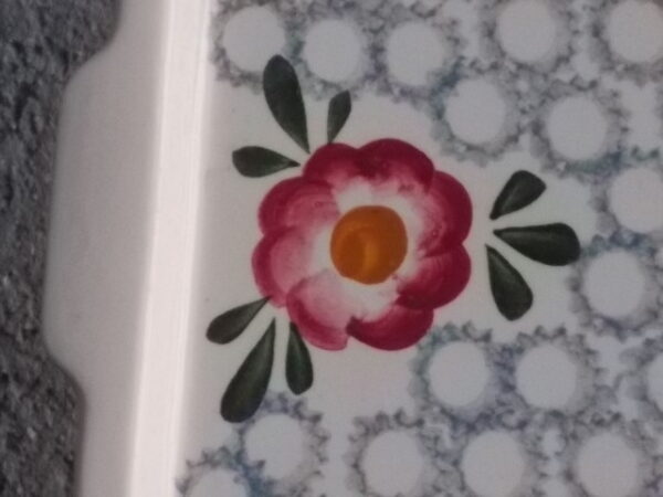 Petit plateau "Bénédicte", en faience Ivoire, à motif floral peint à la main. De la Manufacture de Sarreguemines