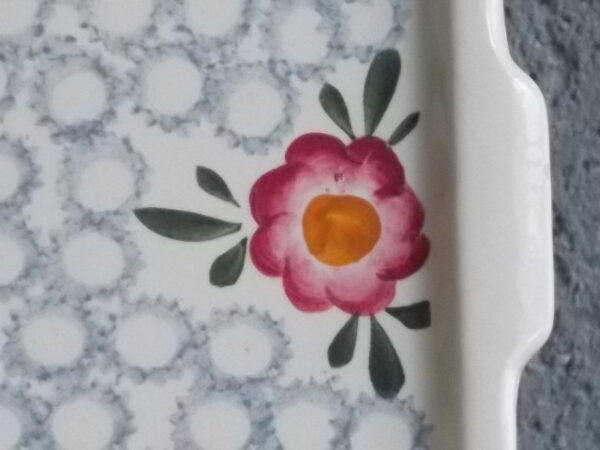 Petit plateau "Bénédicte", en faience Ivoire, à motif floral peint à la main. De la Manufacture de Sarreguemines