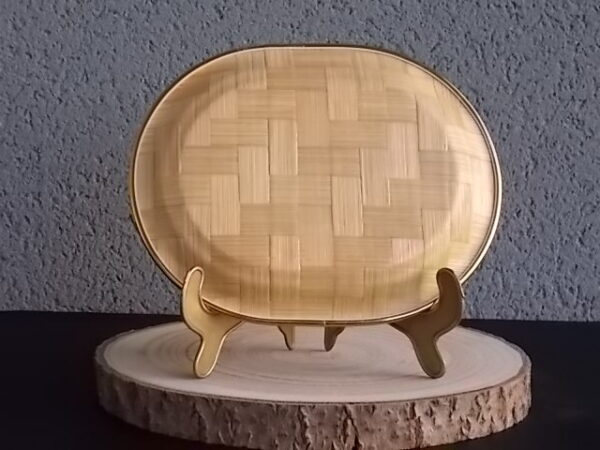 Petit plateau ovale creux, en tissage de feuille de Palmier vernissé, à décors imprimé fleurie. Bordure en cerclage de plastique Doré.