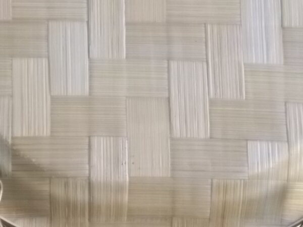 Petit plateau ovale creux, en tissage de feuille de Palmier vernissé, à décors imprimé fleurie. Bordure en cerclage de plastique Doré.