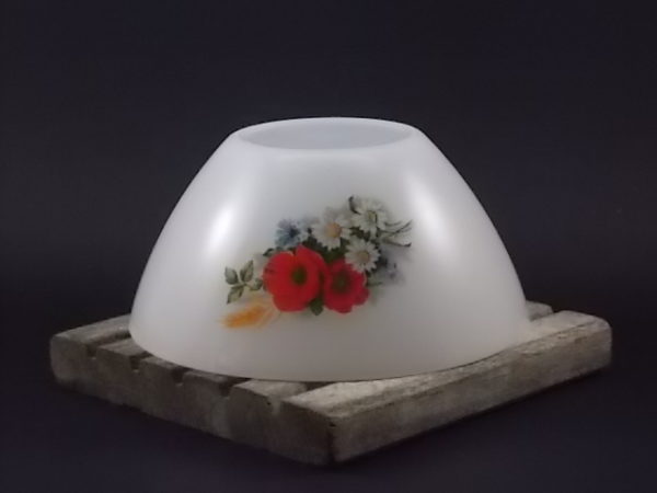 Petit saladier "Fleurs Champêtres" conique, en verre Opale Blanc laiteux. Décors floral. De la marque Arcopal.