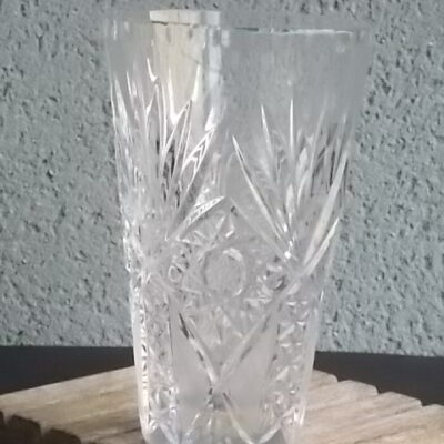 Petit vase conique en Cristal translucide moulé taillé. Motif d'étoile, frise en croix et Palmette. Fond Etoilé, bordure écaille.