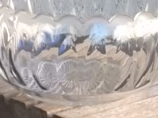 Petite coupe Ronde en verre épais moulé pressé. Décors frise d' ovale en creux, bordure festonnée dépolie et fond floral