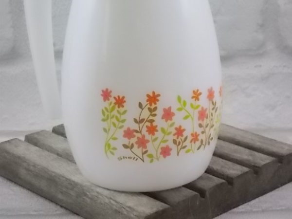 Pichet "Shell", en verre Opale Blanc laiteux, bande à motif floral sérigraphié Orange, Rose, Vert, Marron. Edité par la maison Arcopal.