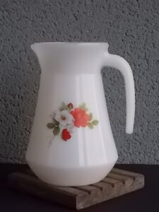 Pichet à eau "Roses Sauvages", en verre Opale Blanc laiteux et motif floral. De la marque Arcopal France