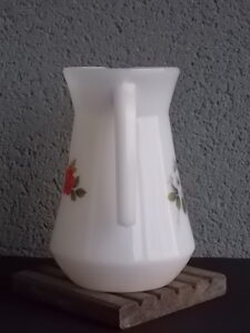 Pichet à eau "Roses Sauvages", en verre Opale Blanc laiteux et motif floral. De la marque Arcopal France