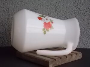 Pichet à eau "Roses Sauvages", en verre Opale Blanc laiteux et motif floral. De la marque Arcopal France